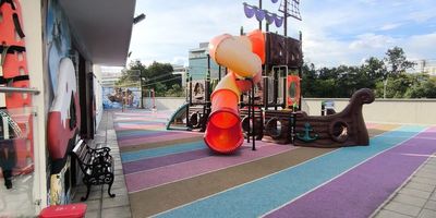 Exclusivo apartamento en venta en Floridablanca, Santander. Este inmueble de estrato 5 cuenta con una habitación principal, una habitación adicional, dos baños completos y un parqueadero cubierto. Con una construcción de 86m², cocina integral y balcón. Ubicado en un conjunto cerrado con amplias comodidades como sauna, gimnasio, piscina, baño turco, juegos infantiles, sala de juntas, portería, salón comunal, ascensor y canchas múltiples. Disfruta de una vista exterior privilegiada y servicios públicos de agua, energía y gas natural. Una oportunidad única en una zona residencial de alta demanda. ¡Contáctanos para más información!