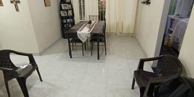 Se vende apartamento en Floridablanca, Santander. Este inmueble de estrato 3 cuenta con 3 habitaciones, baño completo, parqueadero comunal y una superficie construida de 56m². La cocina es semintegral, cuenta con citófono. Ubicado en un conjunto cerrado con portería, piso de cerámica y vigilancia 24x7. Servicios públicos de agua, energía y gas natural disponibles. Cercano a universidades, colegios, hospitales y parques. Una excelente opción para quienes buscan un hogar en una zona residencial tranquila y segura. ¡Contáctanos para más información!