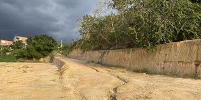 Vendo lote de 23.508 Mts cuadrados frente a Ruitoque Park House y Valles de España. 
A pocos Metros de la Hormiga y Carretara a Ruitoque Bajo y Acapulco.

Rutas de acceso pavimentadas.

Canchas de Padle y Tenis Cerca.

POT Floridablanca: Predio Rural

Frente: 200 mts
Fondo: Promedio 100 mts de Fondo, sin embargo varía.

Información Agente Inmobiliario: 
LUIS MORALES