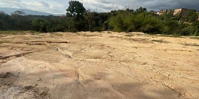 Vendo lote de 23.508 Mts cuadrados frente a Ruitoque Park House y Valles de España. 
A pocos Metros de la Hormiga y Carretara a Ruitoque Bajo y Acapulco.

Rutas de acceso pavimentadas.

Canchas de Padle y Tenis Cerca.

POT Floridablanca: Predio Rural

Frente: 200 mts
Fondo: Promedio 100 mts de Fondo, sin embargo varía.

Información Agente Inmobiliario: 

LUIS MORALES