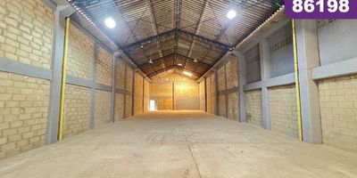 Bodega en arriendo/venta ubicada en Barranquilla en el sector de chiquinquirá, cuenta con un área construida de 550 mt2, con un uso del suelo con un uso del suelo Polígono PR-5 c con actividades comerciales compatibles, la bodega cuenta con 3 baños interno y oficinas administrativas, su entorno es comercial, ubicada en una vía  de alto flujo peatonal y vehicular, con cómodas vías de acceso y facilidad al transporte público cercano, sobre el sector puede encontrar, restaurantes, centro comercial y supermercado cercano.