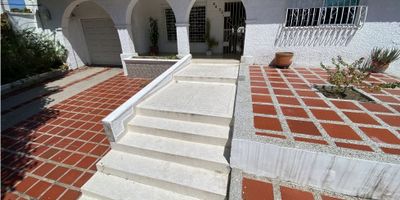 Casa en venta ubicado en barrio el poblado, cerca a la universidad Autonoma del Caribe, a pocos metros de la calle 93, con un area de 450 m2 area privada y 289 m2 area construida, cuenta con Sala, Comedor, Cocina, cuatro alcobas, 4 baños, estudio, alcoba y baño de servicio, garaje, terraza y patio.  
