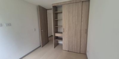 Cocina Integral, Red De Gas, Balcón, Agua Caliente, Cuarto Útil, Zona Ropas, Turco, Ascensor, Juegos, Jacuzzi, Portería, Piscina, Salón Social, Sauna, Zonas Verdes, Gimnasio, Alcobas tres, Baños dos, Closets tres, Parqueadero Cubierto uno, Tipo De Piso Cerámica, Parqueadero De Visitantes, Shut De Basuras, Calentador A Gas.