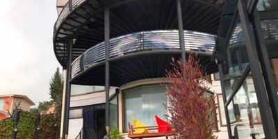 Espectacular casa de tres pisos, super iluminada, vista al embalse, vista panorámica, rodeada de mucha naturaleza. Espectacular para olvidarse de la ciudad.