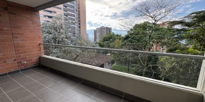 Arriendo apartamento en Cumbres. Vive la experiencia de habitar en una de las zonas mas exclusivas y tranquilas de Envigado. Disfruta de un entorno rodeado de naturaleza, con facil acceso a los principales puntos de la ciudad y una atmosfera que combina confort, seguridad y bienestar. Ideal para quienes buscan un estilo de vida moderno sin renunciar a la serenidad.