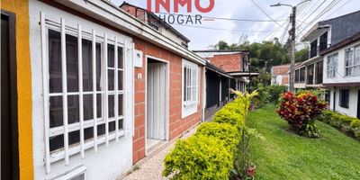 ? Casa en venta en Dosquebradas – Zona Urbana

Hermosa vivienda con excelente iluminación y ventilación natural, ubicada en un sector tranquilo y de fácil acceso. Ideal para disfrutar en familia gracias a sus cómodos espacios privados y sociales.

✨ Características de la propiedad:


 
 Área construida: 54 m²
 
 
 Área del lote: 44 m²
 
 
 2 habitaciones
 
 
 1 baño
 
 
 Sala comedor
 
 
 Cocina
 
 
 Patio
 
 
 Parqueadero en el exterior del conjunto
 


? Beneficios y amenidades de la unidad residencial:


 
 Amplias zonas verdes
 
 
 Piscina para adultos y niños
 
 
 Kiosko con BBQ
 
 
 Espacios sociales ideales para reuniones familiares
 


? Precio: $190.000.000

Una oportunidad única para adquirir una vivienda con calidad de vida, rodeada de naturaleza y con acceso a excelentes amenidades.

? Contáctanos para más información y agenda tu visita.
INMOHOGAR
? +57 315 264 7986 / +57 317 422 2177
? ¡Tu nuevo hogar en Dosquebradas te espera!
