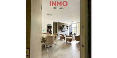 ? ¡Tu nuevo hogar cerca al Viaducto te espera!
Ubicado en un excelente sector de alta valorización y privilegiado por su ubicación, este hermoso apartamento en primer piso combina comodidad, funcionalidad y magníficas zonas comunes, ideal para disfrutar en familia o como inversión.

 

✨ Características principales:


 Área: 61 m²
 Piso: 1°
 2 habitaciones con blackout
 Sala con persiana
 Comedor
 Cocina integral
 Zona de ropas con división entre la cocina y el patio
 2 baños con muebles y espejos
 Calentador a gas
 Parqueadero cubierto y escriturado


 

?‍♀️ Zonas comunes:


 Cancha múltiple
 Zona BBQ
 Dos piscinas
 Sauna
 Espacios recreativos para toda la familia


 

? Administración: $240.000
? Precio de venta: $295.000.000

 

? Vive cómodo, seguro y en una ubicación privilegiada a pocos minutos del Viaducto.
¡Contáctanos y agenda tu visita hoy mismo con InmoHogar!
