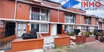 Casa en venta en Dosquebradas

Esta hermosa propiedad cuenta con una excelente distribución y ubicación estratégica, ideal tanto para vivienda familiar como para inversión en rentas cortas.

✨ Características:
    •    ? Área aproximada: 3,70 m x 10 m
    •    ? Parqueadero comunal para carro y moto
    •    ?️ Primer piso: sala comedor, cocina integral, habitación y medio baño
    •    ?️ Segundo piso: 2 habitaciones y 1 baño completo
    •    ? Tercer piso: altillo o tercera habitación adicional
    •    Libre de administración

? Renta estimada: entre $1.000.000 y $2.000.000 según temporada (ideal para Airbnb o arrendamiento tradicional).

? Ubicación privilegiada: cerca a la avenida principal, transporte público, supermercados, zona comercial, Oxxo, gimnasios y mucho más.

? ¡Una oportunidad perfecta para vivir o invertir en una zona de alta valorización!

✨ TU NUEVO HOGAR CON INMOHOGAR ✨
