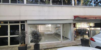 Local comercial disponible para arriendo en el Poblado, sector Manila muy cerca a la cl 10a y la av el poblado, el local cuenta con excelentes rutas de acceso y de transporte público, un ventanal grande, puertas persianas, 1 baño, cuarto útil y un salón completamente ajustable a la distribución del negocio, zona de parqueo común, ideal para spa, venta de accesorios, mascotas y mucho más! anímate a conocer este espacio agendando una visita al Contacto 301.598.9091