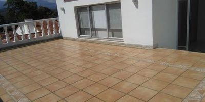 Casa de dos niveles, con terraza de ciento diez metros cuadrados.  En condominio de veinte casas. Excelente para descanso y olvidarse de la ciudad