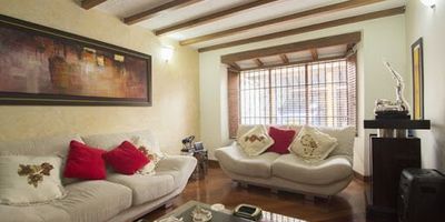 Espectacular casa de dos niveles, amplios espacios, zona de parqueo para cuatro carros, patio interior, zona social en el primer nivel y zona privada en el segundo nivel. cómodas vías de acceso.