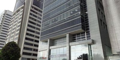 Excelente oficina en un nivel, agradable vista exterior, buena luz natural, espacio abierto ideal para adaptar de acuerdo a las necesidades de diseño interior, edificio de altas especificaciones muy acreditado con empresas nacionales y extranjeras, seguridad, muy buena zonas comunes, parqueo visitantes, planta de suplencia, cumple con todas las normas de seguridad, a la oficina le corresponden tres garajes. SE PERMUTA, PRECIO NEGOCIABLE.