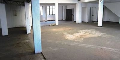 Excelente bodega, en el sur de la ciudad de Bogotá, con área de oficinas y bodegaje. Cómodas vías de acceso.