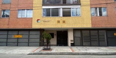 SE ARRIENDA MAGNIFICO APARTAMENTO CON ASCENSOR : area 47 m2, 3 piso  INTERIOR , 2 habitaciones , 2 baños , sala comedor , cocina integral zona de ropas .Parqueadero privado .cerca de la Av. Boyacá, Av. Ciudad de Cali y calle 80, estacion de transmilenio cra 90 , con fácil conexión hacia diferentes puntos de la ciudad.