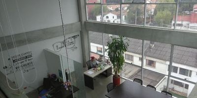 Excelente edificio de oficinas distribuido seis pisos, ascensor para doce personas, ocho garajes, diseño y arquitectura moderna, terraza, dos baños por cada piso, excelente dotación con equipos especiales, localización, iluminación natural