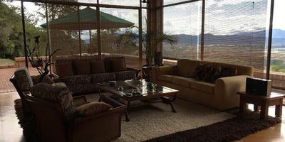 Excelente casa de cinco niveles, cuatro terrazas, cuarto y baños de servicio con closet, ocho parqueaderos, tres cubiertos, cinco descubierto y bahía para cinco carros