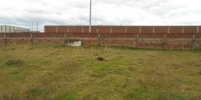 Excelente lote de forma rectangular y topografía plana, uso industrial o vivienda, servicios públicos de acueducto, alcantarillado, energía eléctrica trifásica, importante flujo de transporte publico, el lote tiene de frente sesenta metros y de fondo noventa y nueve metros. Ideal para constructores y promotores de proyectos en vivienda