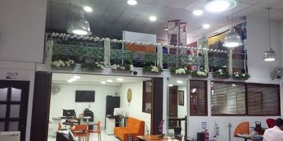 Local en segundo piso, en centro comercial, con garaje. La administración incluye agua y luz. Gran oportunidad