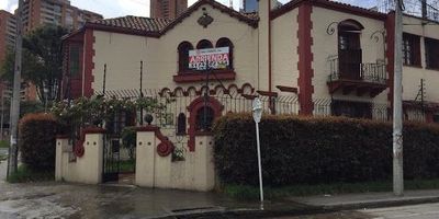 Excelente casa comercial esquinera,  tiene catorce salones o espacios,  ocho baños, patio interior, terraza, tres entradas independientes con puertas de seguridad, circuito cerrado de TV, alarma, pisos en madera, cableado estructurado, cuenta con un garaje. Muy buena ubicación cerca a la calle veintiséis, avenida caracas, cómodas vías de acceso.