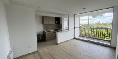 Apartamento en ARRIENDO de 2 habitaciones con closet, 2 baños, sala coemdor, cocina integral, balcón con vista a la avenida, zona de ropas.