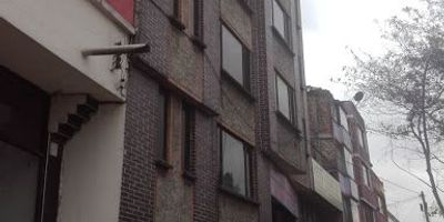 Edificio de seis pisos en la granja. distribuido así. En el primer nivel, se encuentra una bodega. En el segundo nivel,  se encuentran varias oficinas. Del tercer nivel al sexto nivel, se encuentran seis apartamentos. frente a estación de trasmilenio. Cómodas vías de acceso.