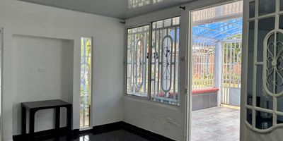 Casa amplia en zona estratégica, ideal para vivir y rentar, en Parques de Castilla en Jamundi
Dos niveles con acceso independiente: primer piso con sala, comedor, dos habitaciones, baño, cocina y garaje. Segundo piso con dos aparta estudios listos para generar renta. Plancha preparada para construir tercer nivel. Perfecta para vivir y generar ingresos o para inversionistas que buscan potenciar su capital.