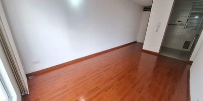 Este acogedor apartamento ofrece un espacio moderno y funcional. Cuenta con tres habitaciones amplias, cada una con su propio clóset, pensadas para brindar orden y confort. El baño completo, de diseño contemporáneo, complementa perfectamente las áreas privadas del hogar. La sala comedor se presenta como un ambiente cálido y luminoso, perfecto para compartir momentos en familia o recibir visitas. La cocina integral cerrada, equipada con muebles modernos y un excelente aprovechamiento del espacio Además, el apartamento dispone de una zona de lavandería y un parqueadero privado que aporta tranquilidad y seguridad. Cod: 5143