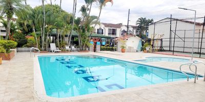 Casa en Alfaguara de Dos Plantas, Totalmente Remodelada con Acabados Modernos y de Alta Calidad. Ubicada en Conjunto Cerrado con Seguridad, Tranquilidad Y Zonas Sociales (piscinas, juegos, zonas verdes).A solo 8 minutos del sur de Cali, cerca del Centro Comercial Alfaguara, Supermercados y Universidades. Excelente Conectividad Vial.

¡Un Hogar con Todo lo que Necesitas para Disfrutar y Vivir Cómodo! Contáctanos para visitarla.