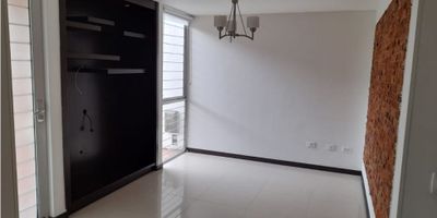 ? ¡TU NUEVO HOGAR TE ESPERA EN EL NORTE DE ARMENIA! ✨

¿Estás buscando una casa amplia, bien ubicada y con todo lo que necesitas para vivir cómodamente? ¡Esta es la oportunidad perfecta!

? Ubicada en un conjunto cerrado del norte de Armenia, en una zona tranquila y estratégica cerca de todo lo que necesitas: supermercados, restaurantes, colegios y excelente acceso a transporte público.

✨ La casa cuenta con 127 m² distribuidos en dos niveles, ideal para disfrutar en familia:

✔️ 3 habitaciones con clósets amplios
✔️ 3 baños (incluye baño social en el primer piso, baño privado en la principal y baño compartido en el segundo nivel)
✔️ Balcón con vista exterior
✔️ Sala comedor cómoda y luminosa
✔️ Cocina funcional y zona de lavandería
✔️ Parqueadero privado y espacio de antejardín donde puedes adecuar un segundo parqueadero

Todo esto en un conjunto residencial seguro, tranquilo y con un ambiente familiar.

? Ideal para vivir o como inversión.
? ¡Contáctanos y agenda tu visita hoy mismo! Esta casa puede ser justo lo que estás buscando.
