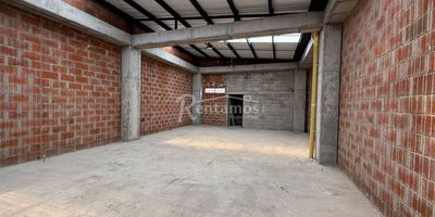 Bodega en venta en Medellín, Barrio Trinidad. Cerca a la av Guayabal, con 624.72 m² área construida, área bodega 504.78 m², área de servicios 27, 82 m², distribuida en tres pisos, 7 m² de frente, 32 m² de fondo, altura 4,50 M en primer piso y 3,60 M segundo y tercer piso. 6 baños, energía monofásica, aprobado poste y transformador, deposito de agua de 500 L, techo termo acústico, red contraincendios y opción de ascensor de carga. Ideal para almacenamiento o centro logístico, con ventilación natural y fácil conexión a vías principales. Espacio seguro y funcional para impulsar tu operación. Valor predial: 2.700.000 trimestral. ¡Contáctenos hoy para programar una visita! Descubre más propiedades en: www.rentamospropiedadraiz.com Código:776601