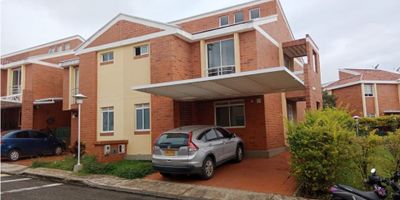 Venta de Casa en Popayán – Conjunto Residencial Sendero de Eucalipto

Oportunidad única de adquirir una casa amplia y remodelada en uno de los conjuntos más exclusivos de Popayán, ubicada en el norte de la ciudad, sector residencial de alta valorización.


 
 Área construida: 154 m²
 
 
 Distribución: 3 habitaciones con closet, habitación de servicio con baño, 3 baños, sala, comedor, cocina integral, zona de ropas, patio y balcón.
 
 
 Extras: Altillo con bodegas, depósito, calentador a gas, dos parqueaderos privados.
 
 
 Conjunto residencial: Estrato 5, con salón social, piscina, cancha, zonas verdes y parqueadero para visitantes.
 
 
 Ubicación privilegiada: Casa esquinera, en un entorno seguro y tranquilo.
 


Precio: $535.000.000 (negociables) Administración: $360.000

Dirección: Calle 80 Norte #7-76, Popayán.
