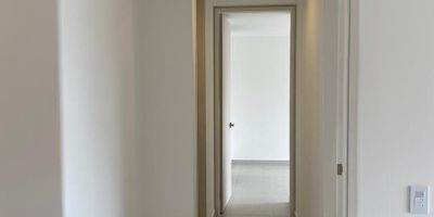 Cocina Integral, Red De Gas, Balcón, Citófono, Cuarto Útil, Zona Ropas, Turco, Ascensor, Juegos, Portería, Piscina, Salón Social, Sauna, Zonas Verdes, Gimnasio, Alcobas dos, Baños dos, Closets uno, Vestier uno, Parqueadero Cubierto uno, Tipo De Piso Cerámica, Parqueadero De Visitantes, Placa Polideportiva, Shut De Basuras, Calentador A Gas.