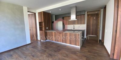 Arriendo apartamento en el Retiro vía la fé, 81 mt2, cuenta con 2 alcobas, 3 baños, 2 closets, 2 vestier, sala, comedor, cocina integral, red de gas, calentador de agua fototérmico, zona de ropas, balcón, parqueadero doble lineal. En unidad cerrada, coworking, terraza, solárium, jacuzzi, turco, sauna, sala masajes, gimnasio, salón de juegos, lavandería, sala de autoservicio. Las imágenes de muebles, enseres, decoración y demás elementos son una referencia. Arrienda Activos y Bienes, Inmobiliaria experta en administración, arrendamiento y venta de apartamentos, casas, locales, bodegas y oficinas en el Oriente Antioqueño, Medellín y toda el área Metropolitana.