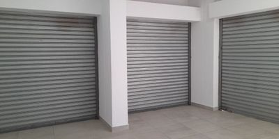 Este local comercial de 45 metros cuadrados cuenta con una excelente iluminación natural que realza su ambiente acogedor. El piso en baldosa brinda un aspecto moderno y fácil de mantener, con cómodas vías de acceso, es ideal para cualquier tipo de negocio. No pierdas la oportunidad de conocer este espacio perfecto para tu negocio. ¡Contáctanos para agendar una visita!