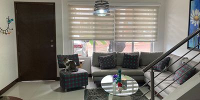 Casa en venta en unidad cerrada ubicada en Álamos cerca avenida principal, supermercados de cadena, parque principal, centros comerciales, universidades, rutas de transporte publico y servicios complementarios, cuenta con dos niveles, con sala-comedor, pisos en ceramica y madera, estudio, tres habitaciones y tres baños, cocina integral, estufa y calentador a gas, zona de ropas y un patio. Cuenta con remodelaciones. La unidad cuenta con Piscina, salón comunal, sauna/turco, parques infantiles, placa polideportiva, zona verdes, dos parqueaderos descubiertos. Vigilancia y portería 24 Horas. *Inmuebles sujetos a verificación de disponibilidad