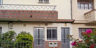 Agradable aparta estudio ubicado en el sector de Belén Miravalle, en la carrera 78 A, piso 1, tiene un área de 25 metros aproximadamente. El inmueble cuenta con: Un solo ambiente, 1 baño, 1 closet, cocina integral Pequeña y pipeta, piso en cerámica, no tiene red de gas.
Canon vivienda 1.350.000 y canon oficina 2.000.000.
Los datos de los inmuebles promocionados en la página web están sujetos a cambio y verificación de disponibilidad.