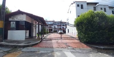 Código interno 13884, Casa en Venta en conjunto cerrado, en el reconocido Barrio Rincón de Piedrapintada, sector destacado por su excelente ubicación, entorno residencial tranquilo y cómodas vías de acceso. El inmueble se encuentra distribuido: Primer piso: Sala comedor, cuarto de servicio con baño, cocina integral, patio de ropas, baño, calentador, garaje. Segundo piso: Sala de televisión, dos habitaciones con closet, estudio,  baño. Tercer piso: Habitación principal con closet balcón y baño. El Conjunto cuenta: Salón de eventos, piscina, zona de BBQ, vigilancia las 24 horas. El valor de la administracion $ 495.000