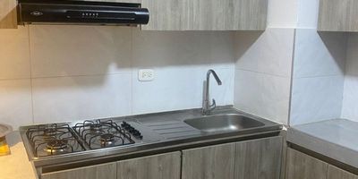 Descubre este elegante apartamento en conjunto cerrado, con 3 habitaciones, 2 baños, estudio y una cocina integral. Disfruta de su balcón con vista exterior, vestier y zona de ropas. Además, cuenta con zona infantil, zonas verdes gimnasio y vigilancia privada 24*7, parqueadero comunitario. Su ubicación en una zona residencial cercana a supermercados, colegios y parques lo convierte en el lugar ideal para tu familia. ¡No pierdas la oportunidad de vivir en este acogedor hogar! PARA MAS INFORMACION ALEJANDRA MORENO