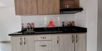 Apartamento en Arriendo – Bello, Edificio sin ascensorCómodo y luminoso, con 70m² distribuidos en 2 habitaciones con clóset, sala comedor, 1 baño, cocina integral con red de gas, zona de ropas, pisos en porcelanato y Balcón. Ubicado cerca de colegios, parques y zonas de interés. Vive con tranquilidad y comodidad. ¡Contáctanos y agenda tu visita!MAVU 17.143 DE 2015 ENVIGADO // 118 DE 2020 SABANETA // 1794804 – ITAGÜÍ // 193-2023 BELLO // 202150185587 MEDELLÍN