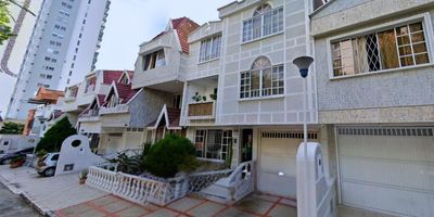 ¡Se Arrienda Casa de 3 Niveles en Cañaveral!
Ubicación privilegiada, cerca al Club Campestre
Área: 259 m² – Estrato: 5

Características: Amplia sala y comedor, Balcón con excelente vista, Cocina integral full equipada, Zona de ropas independiente, Hall de TV y estudio, 
6 habitaciones con clósets, 4 baños completos, Parqueadero cubierto, Bodega y portón eléctrico, Patio con domo corredizo

Ideal para uso residencial o comercial. ¡Agenda tu cita y no dejes pasar esta oportunidad! Cod: 31