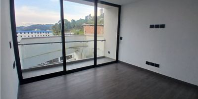 Apartamento de Lujo para Estrenar en Milán

Oportunidad para quienes buscan vivir en una de las zonas más exclusivas de Manizales en un apartamento totalmente nuevo. Ideal para familias o profesionales que valoran los acabados de lujo, la amplitud y las comodidades modernas en estrato 6.

 

Descripción de la Propiedad

Este inmueble de lujo para estrenar ofrece 103 m2 de espacio privado en el piso 4. Dispone de tres habitaciones, la principal es un santuario con vestier, baño con torre ducha y sanitario inteligente, además de su propio balcón. La sala comedor se conecta a un balcón con vista panorámica. Incluye cocina integral con acabados modernos, barra estilo americano, un baño auxiliar y una zona de ropas independiente. Cuenta con armarios empotrados y doble ventana, sumado a un garaje y un cuarto útil privado.

 

Entorno y Acceso

El edificio tiene ascensor para personas y un novedoso ascensor de vehículos. Se encuentra en una zona residencial de Milán, de fácil acceso pavimentado, cerca de colegios, universidades y parques cercanos. La propiedad cuenta con portería/recepción y está cerca de transporte público.

 

Contáctanos

Si te interesa este apartamento de lujo con acabados de alta gama en Milán, no demores en consultarnos. Escríbenos por WhatsApp para conocer el precio negociable y coordinar una visita privada. Estamos listos para acompañarte en la compra de tu nuevo hogar.


 
