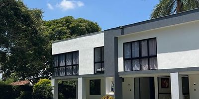 Finca en Amaime, El Cerrito – Naturaleza, amplitud y potencial de desarrollo

Ubicada en la vereda Amaime, a pocos minutos de Palmira y a menos de una hora de Cali, esta finca de 6.400 m² combina entorno natural, clima cálido y una ubicación ideal para proyectos residenciales, recreativos o turísticos.
Con un área construida de 1.000 m², cuenta con una casa campestre de arquitectura tradicional rodeada de zonas verdes, árboles frutales y amplios espacios abiertos. Su topografía plana y su acceso por vía pavimentada hasta la entrada del predio la hacen funcional y fácil de adaptar a distintos usos.
El entorno, rodeado de otras fincas y parcelaciones en desarrollo, refuerza su potencial de valorización y convierte esta propiedad en una oportunidad ideal para inversión o vivienda de descanso.
Ubika donde el campo también es oportunidad.