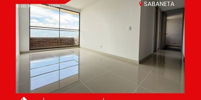 Este acogedor apartamento te brinda una vista hermosa a la naturaleza, con seguridad privada 24h, 3 alcobas, sala comedor amplio, red de gas cocina integral, zonas verdes parqueadero privados, buenos acabados buenas rutas de transporte público a 10m del parque principal de Sabaneta, cerca al centro comercial mayorca.