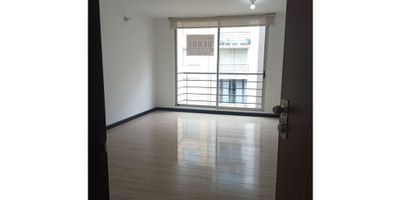 ? ¡Veta Hermoso Apartamento  en Zipaquirá! ✨

¡Vive la experiencia de  tu hogar! Este moderno y funcional apartamento está listo para recibirte, con acabados de excelente calidad y espacios pensados para tu comodidad y bienestar. ubicado en un noveno piso con vista panoramica ??

? Ubicado en zona estratégica, cerca de vías principales, centros comerciales, colegios y transporte público. ¡Todo lo que necesitas al alcance de tu mano! ?️?

? Características del apartamento:


?️ 3 habitaciones con closets — principal con baño privado.
? 2 baños modernos y completos.
?️ Sala-comedor amplia y luminosa con acceso a un hermoso balcón.
? Cocina integral equipada, perfecta para quienes disfrutan cocinar.
? Zona de ropas independiente.
? Parqueadero cubierto incluido 

? Edificio con excelentes zonas comunes:
 • ? Zona pet friendly •  ? Zona infantil

? ¡Contáctanos hoy mismo y agenda tu visita!
Tu nuevo hogar te está esperando. ?? mas info 3024604001
