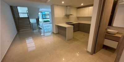  Casa de conjunto en venta! Sector Villa Campestre. 224 metros². 3 habitaciones con baño. Estar de alcobas.Habitación y baño de servicio. Baño social 2 parqueaderos independientes en sótano. Estrato 4. El conjunto tiene salón social, parque, piscina, parqueadero de visitantes, planta eléctrica  y vigilancia. 