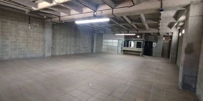Bodega en arriendo, cerca al parque de belén, es un segundo piso, cuenta con 222 mts, energía monofásica,  una altura aproximada de 3 mts, una resistencia de piso de 500 kilos x M2, cerca de la calle 30 y al parque de belén, para mayor información comunicarse con nuestras líneas de atención. 