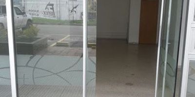 Lugar imponente y estratégico para establecer un negocio, local comercial con usos múltiples, en centro comercial, tiene mezanine de setenta metros cuadrados, ubicado en primer piso con vista exterior,  pisos en cerámica, bahía de parqueo para visitantes,  cuatro parqueaderos privados