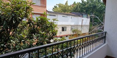 Gran Casa en arriendo que te permite disfrutar una iluminacion natural, y una excelente ventilacion. Esta situado en una zona tranquila y residencial de Envigado, con un area de 104m, esta propiedad cuenta con 3 habitaciones, 4 closets, 2 banos, sala-comedor, cocina integral, zona de ropas, balcon. Situada en una zona estrategica con facil de acceso a la Parroquia San Ignacio de Antioquia, Iglesia El Senorial, Clinica De La Policia, zonas comerciales y parques.