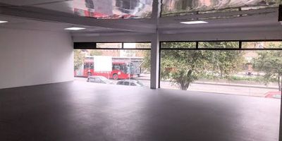 Vitrina comercial en Bogotá, barrio doce de octubre sobre avenida principal, funciona como local o bodega, consta de ciento setenta metros cuadrados en el primer piso y ciento treinta metros cuadrados en el segundo piso ideal para concesionarios, panaderías, restaurantes, talleres, cambio de aceite etc. ubicación privilegiada frente a estación de transmilenio cómodas vías de acceso.