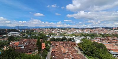 apartamento en piso 13 con espectacular vista a la ciudad. Cuenta con 2 amplias habitaciones, 2 banos cabinados, sala-comedor con excelente iluminacion, cocina integral y balcon panoramico. Incluye parqueadero y cuarto util. Ubicado en unidad residencial con seguridad 24 horas y completas zonas comunes: piscina, gimnasio,  salon social. Ideal para disfrutar de confort y tranquilidad en un entorno moderno. contactanos para brindarte mas informacion!